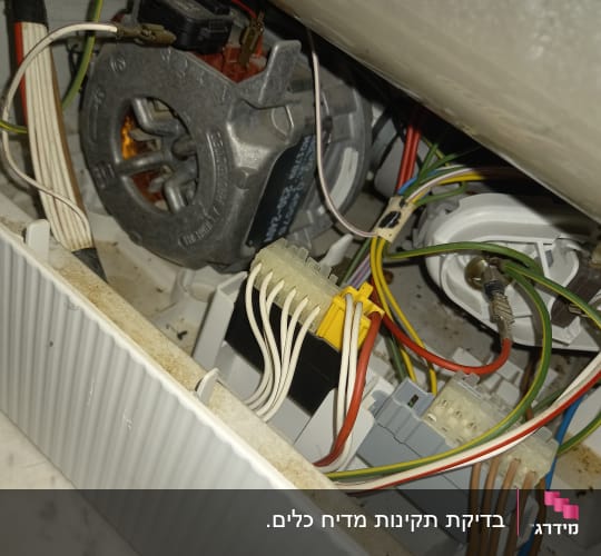 חוטי חשמל צבעוניים מחוברים למנוע חשמלי